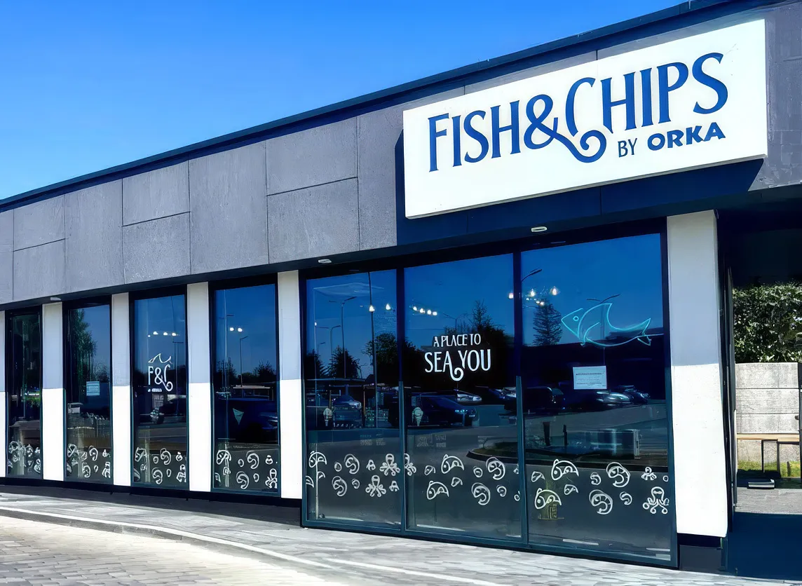 Szyld i oklejone witryny restauracji Fish & Chips by Orka