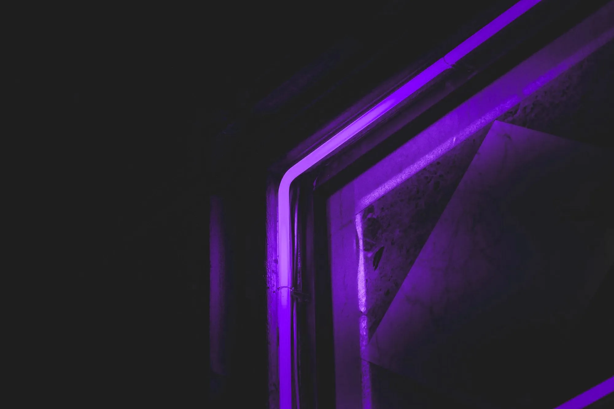 Kolorowe świetlówki LED na ciemnym tle