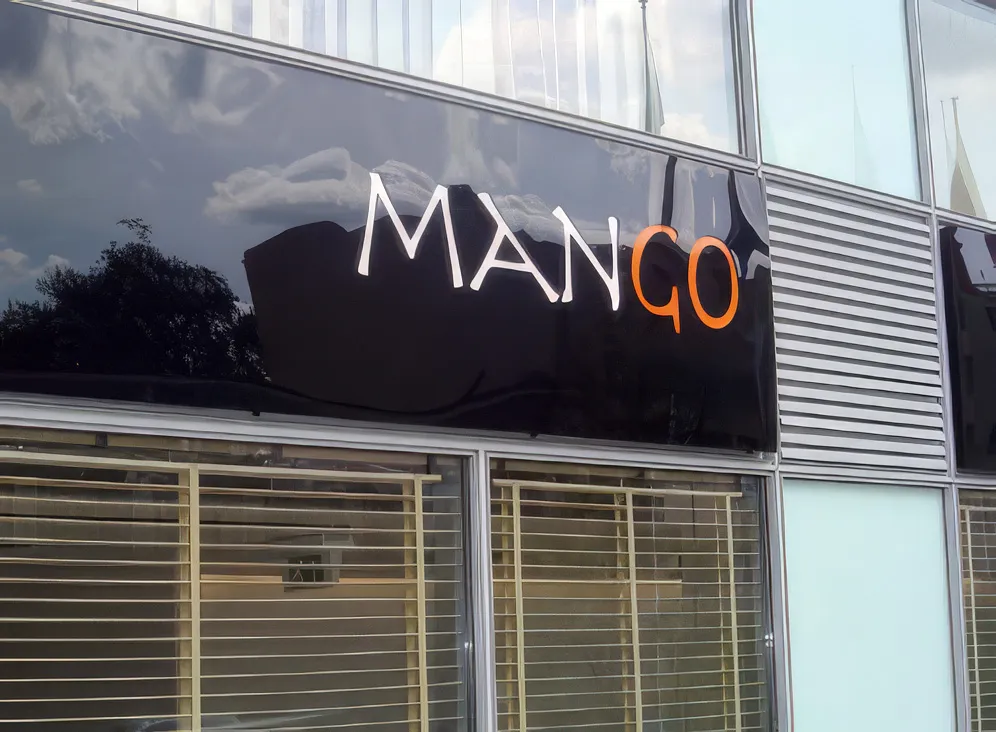 Podświetlany kaseton restauracji Mango na elewacji