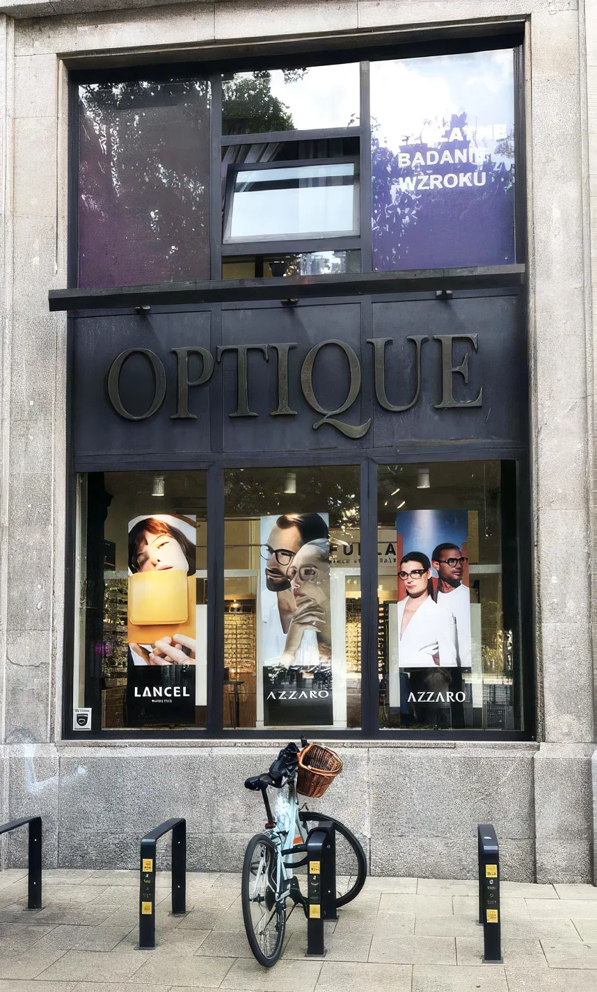 Litery przestrzenne OPTIQUE nad witryną salonu optycznego